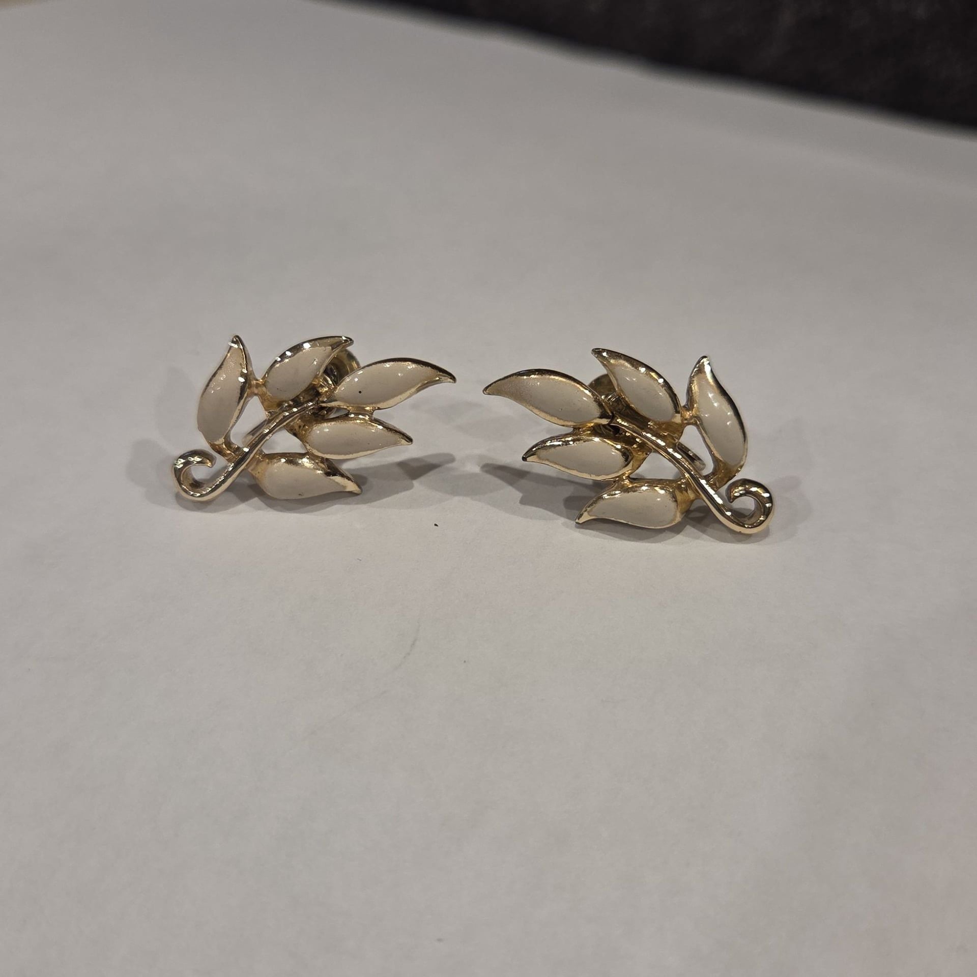 Vintage 1960s Coro Leaf Screw Back Earrings 14$